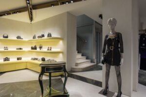 moschino inaugura un nuovo flagship store a roma